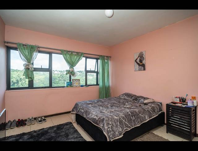6 BEDROOM HOUSE FOR SALE IN CLARE ESTATE